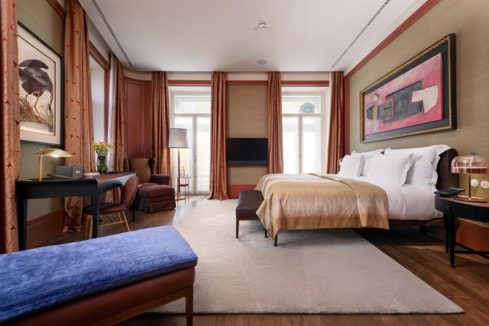 Suite with Square View